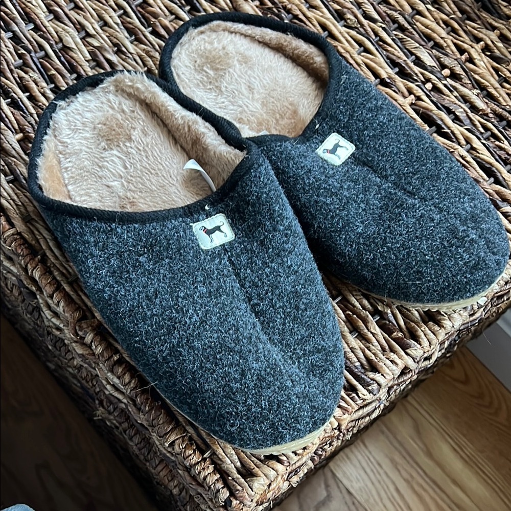 NWOT Men’s Black Dog Gray Slippers, 9